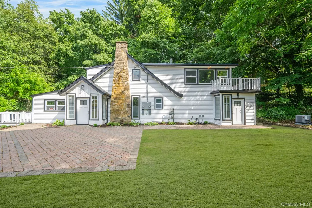 Centerport, NY 11721,390 E Main ST