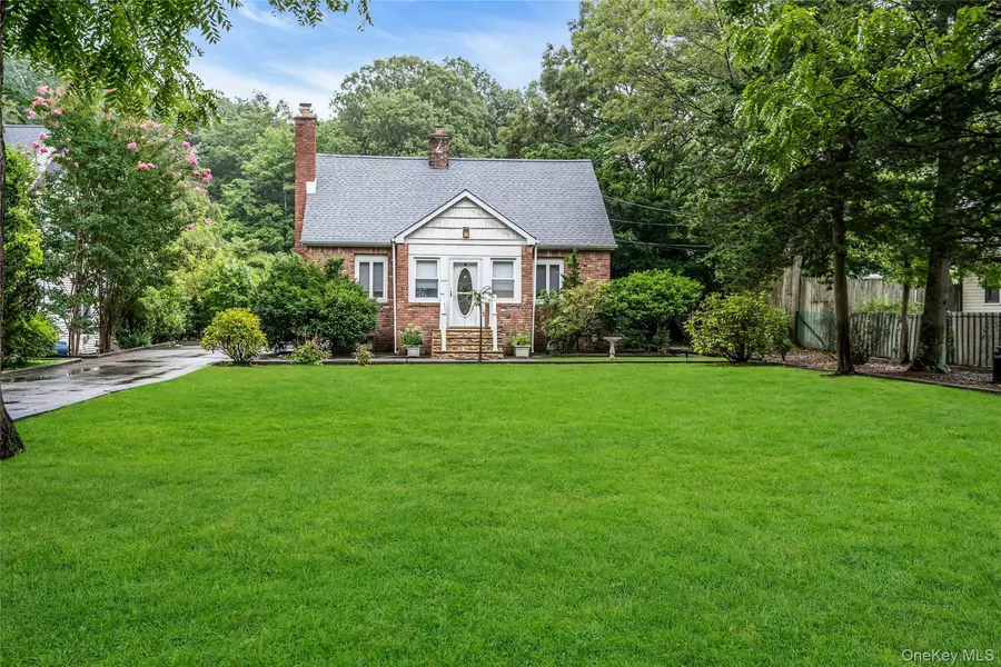 9 Maplelawn DR, Commack, NY 11725