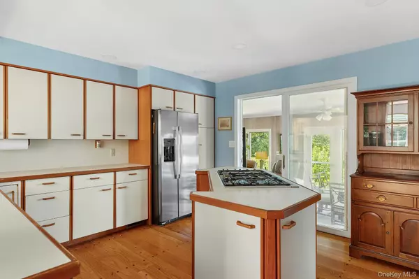 Centerport, NY 11721,19 Beach Plum DR