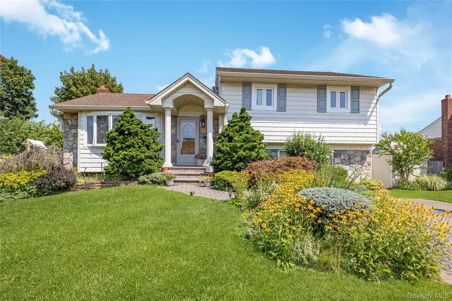 9 Cheryl LN, Farmingdale, NY 11735