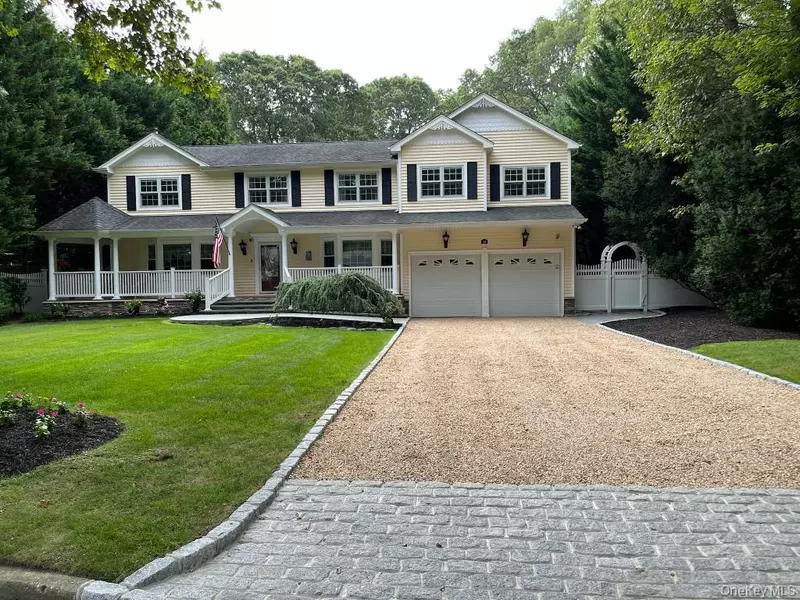 48 River Heights DR, Smithtown, NY 11787