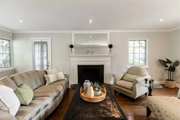 Manhasset, NY 11030,20 Mill Spring RD