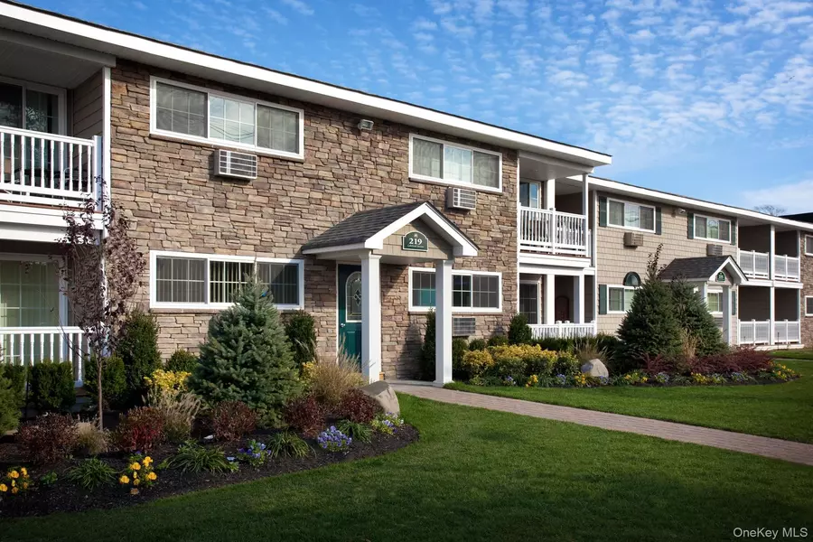 68 Johnson AVE #4-6A, Sayville, NY 11782