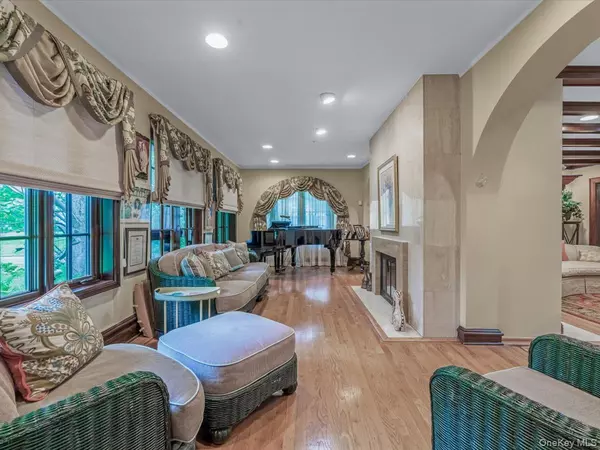 Great Neck, NY 11021,14 Magnolia DR