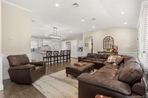 Sayville, NY 11782,17 Potomac LN