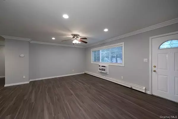 Bay Shore, NY 11706,325 Brook AVE #325-2B