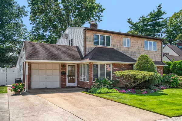 Levittown, NY 11756,12 Coachman LN