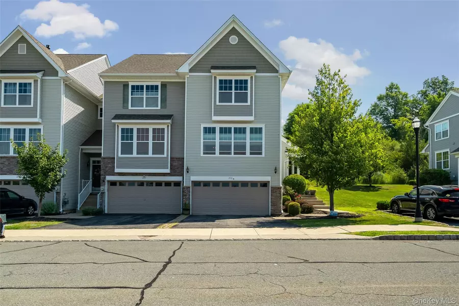 212 Hawthorn WAY, New Windsor, NY 12553