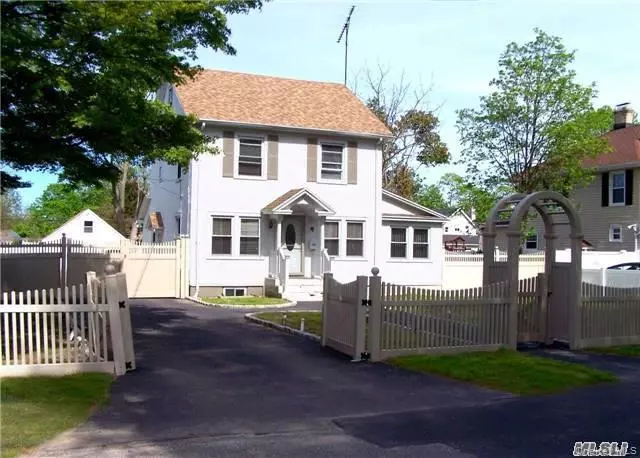 21 Rhodes AVE, Bay Shore, NY 11706