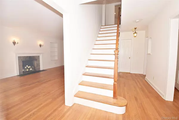 Garden City, NY 11530,61 Kenwood RD