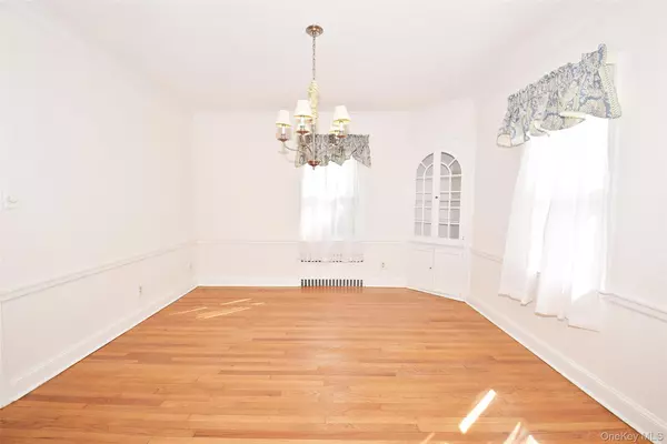 Garden City, NY 11530,61 Kenwood RD