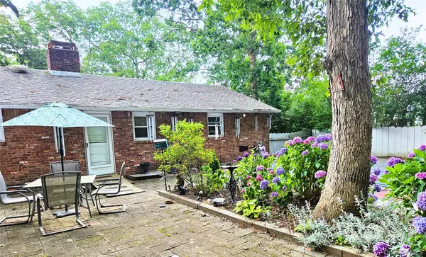 Westhampton, NY 11977,5 Leland DR