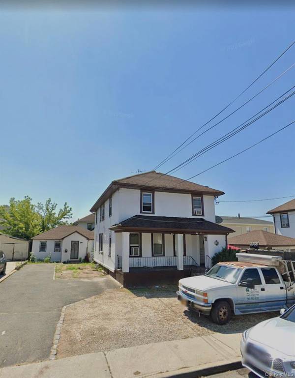 35 loretta ST, Inwood, NY 11096