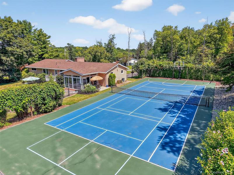 14 High Point DR, Poughkeepsie, NY 12603