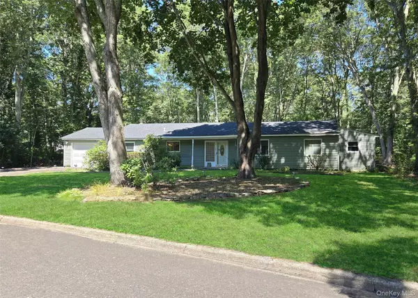 3 Ross CT, Manorville, NY 11949