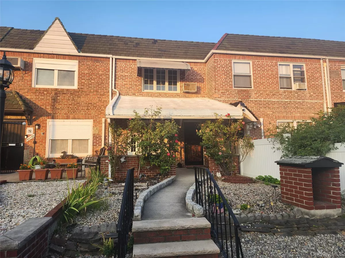 Middle Village, NY 11379,61-41 77 PL