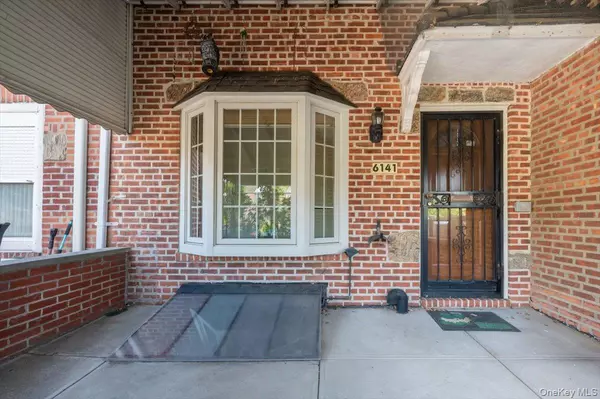 Middle Village, NY 11379,61-41 77 PL
