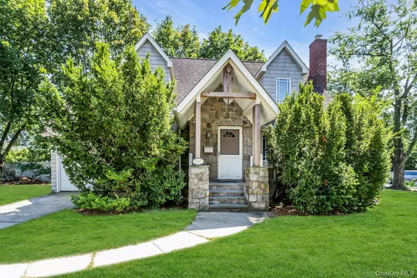 1782 Adlin CT, East Meadow, NY 11554