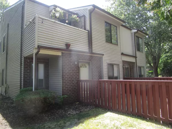 909 Skyline DR #909, Coram, NY 11727