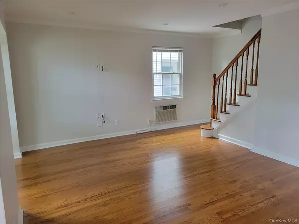 New Hyde Park, NY 11040,533 10th AVE