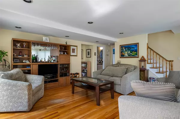 Farmingdale, NY 11735,27 Beverly RD