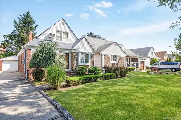 Stewart Manor, NY 11530,15 Stewart AVE