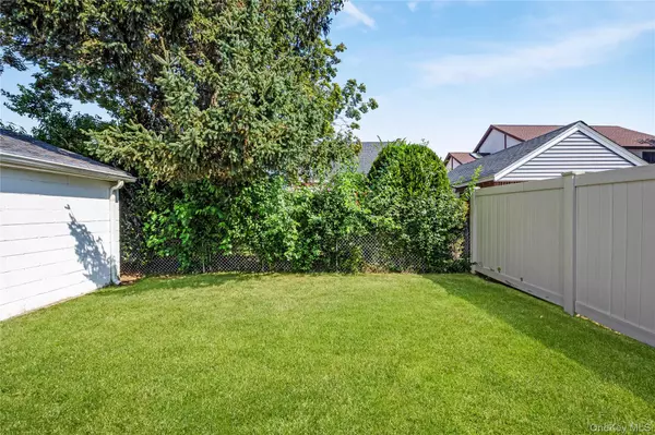 Stewart Manor, NY 11530,15 Stewart AVE