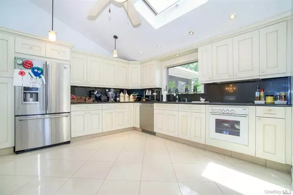 Bethpage, NY 11714,2 Thorne CT