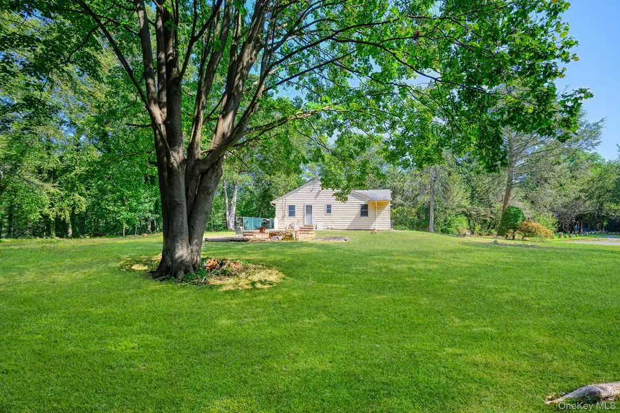 1 Ashland DR, Huntington, NY 11743