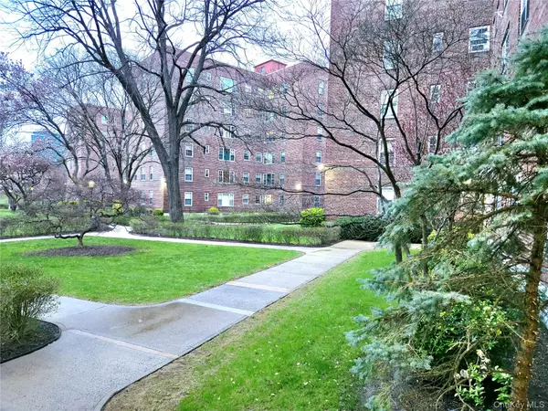 New Rochelle, NY 10805,220 Pelham RD #3L