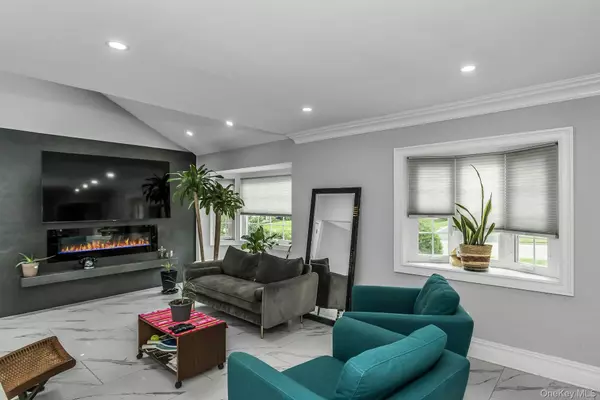Roslyn Heights, NY 11577,238 Parkside DR