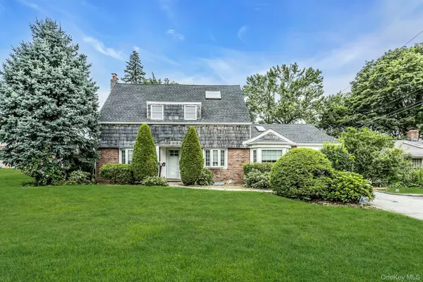 238 Parkside DR,  Roslyn Heights,  NY 11577