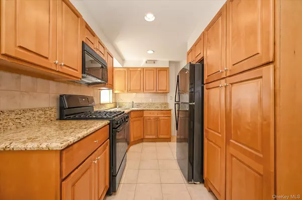 Little Neck, NY 11362,57-10 253rd ST