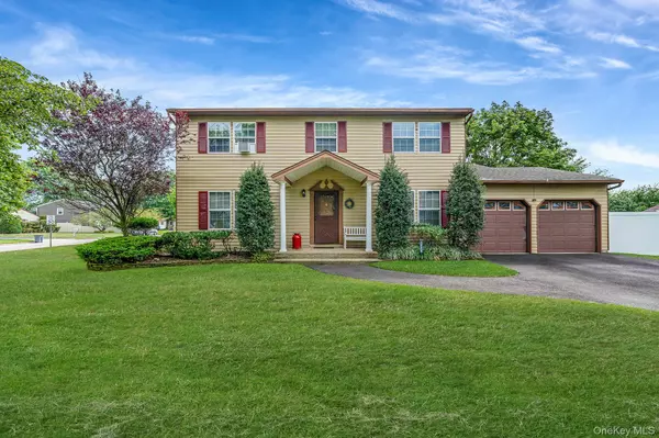 102 Camille LN, East Patchogue, NY 11772