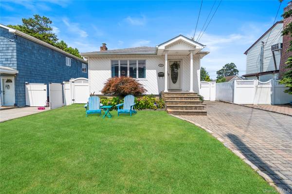 17 Linden ST, Massapequa, NY 11758