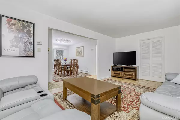 Suffern, NY 10901,8 Essex LN #2712