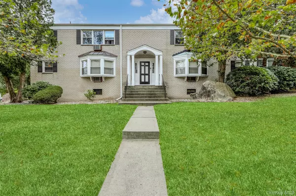 Suffern, NY 10901,8 Essex LN #2712