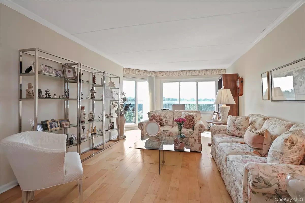 Hartsdale, NY 10530,500 High Point DR #708