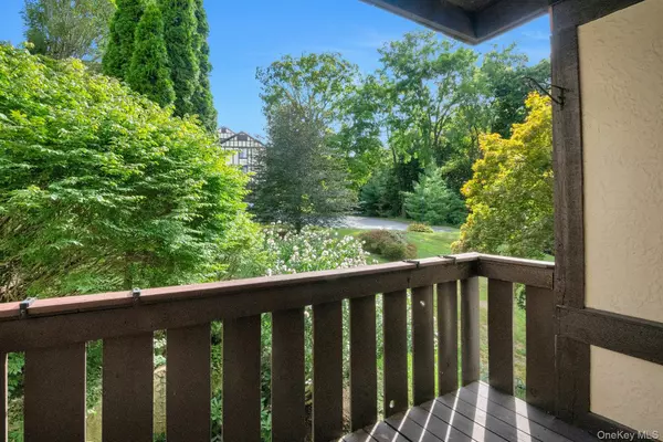 Pleasantville, NY 10570,60 Foxwood DR #2