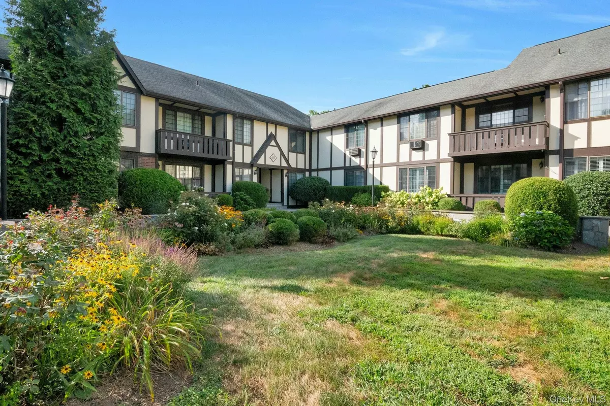 Pleasantville, NY 10570,60 Foxwood DR #2