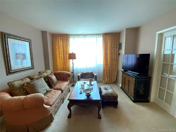 Floral Park, NY 11005,27110 Grand Central Parkway Pkwy #15Z