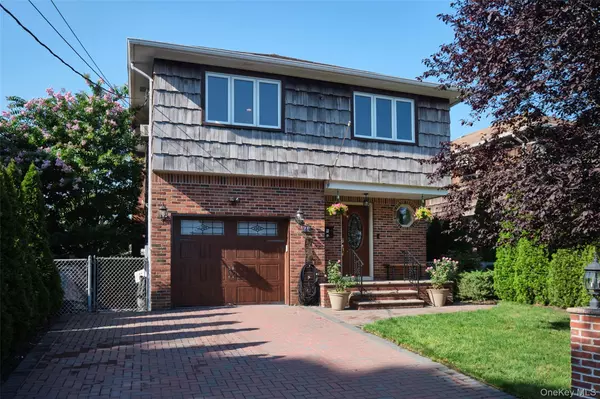 34 Vandewater AVE, Floral Park, NY 11001