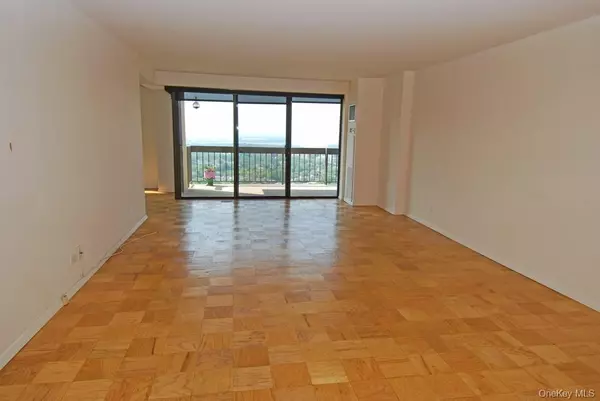 Floral Park, NY 11005,27110 Grand Central Pkwy #28H