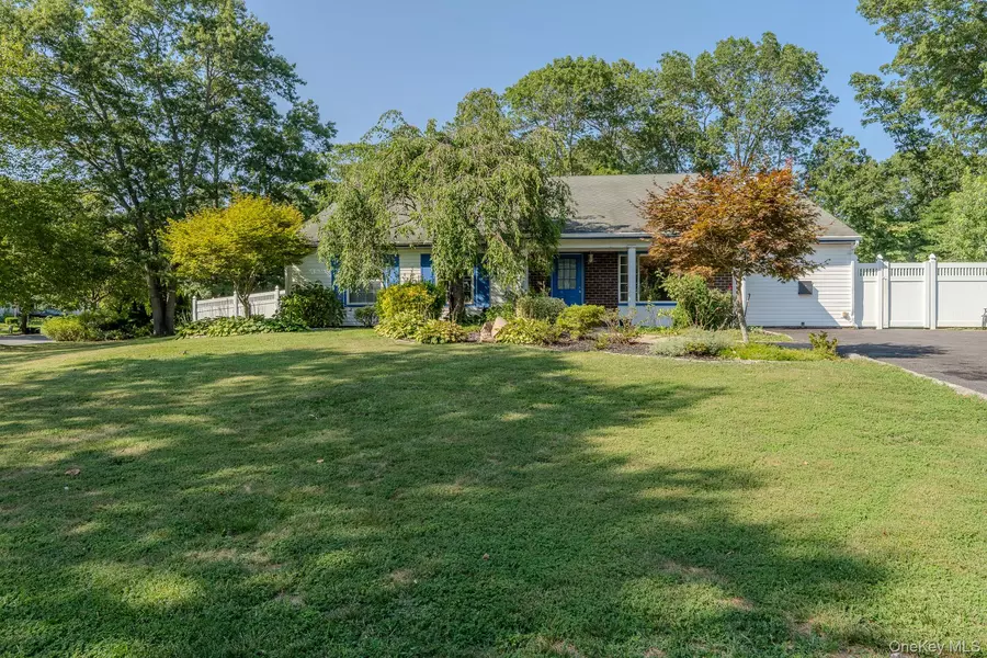 21 Mount Snow LN, Coram, NY 11727