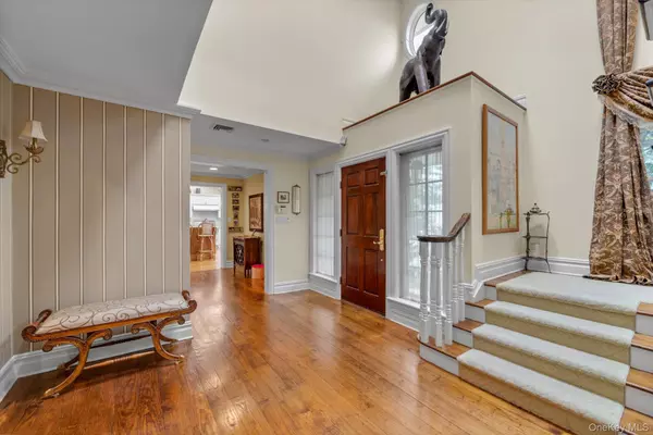 Great Neck, NY 11020,8 Briarfield DR