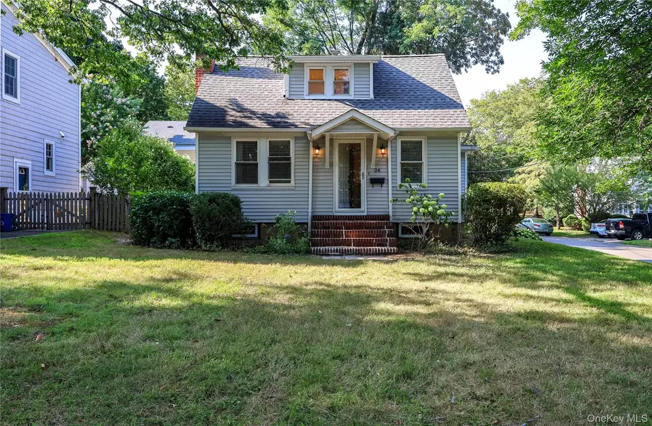 24 8th AVE, Sea Cliff, NY 11579