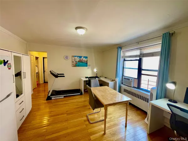 Elmhurst, NY 11373,4425 Macnish ST #5B