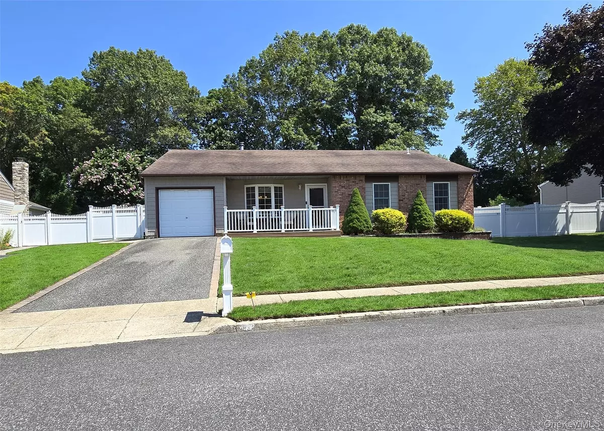 Holbrook, NY 11741,89 Live Oak DR