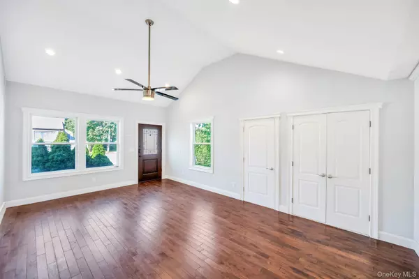 Lindenhurst, NY 11757,445 48th ST