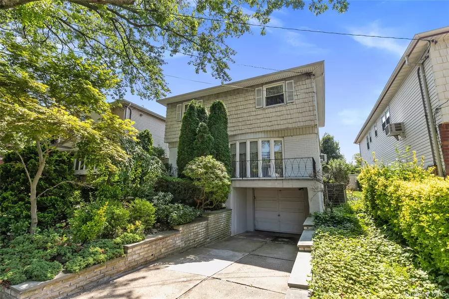 5718 Hewlett ST, Little Neck, NY 11362